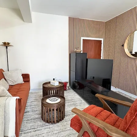 Luxury 2 Bedroom Center Apartament